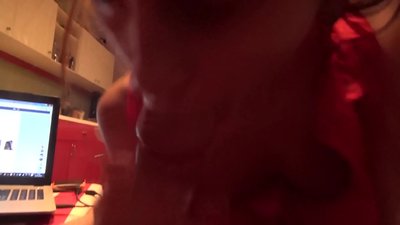 Мектеп оқушысы үйде ешкім жоқта ағасының иісін сорып жатыр